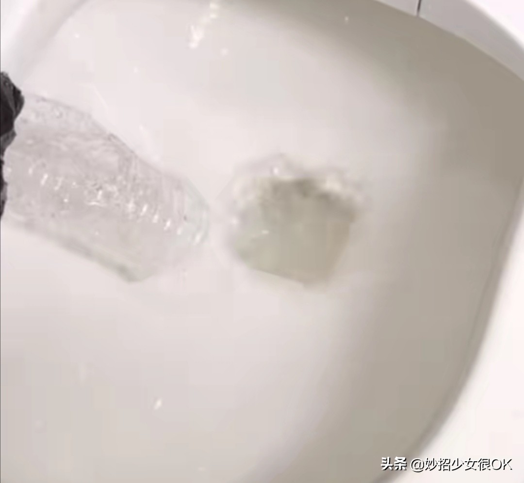 马桶堵了用塑料怎么做就通了,马桶掉进一个塑料瓶盖堵了怎么办