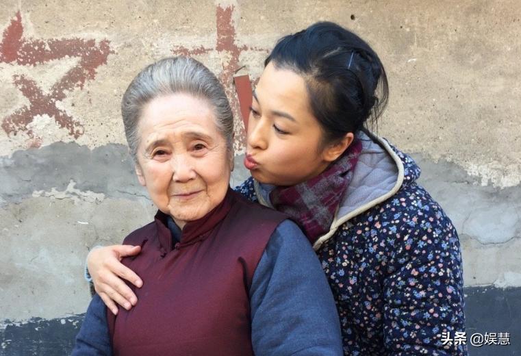 暖春齐如意参加爷爷葬礼,暖春奶奶和小花哭了