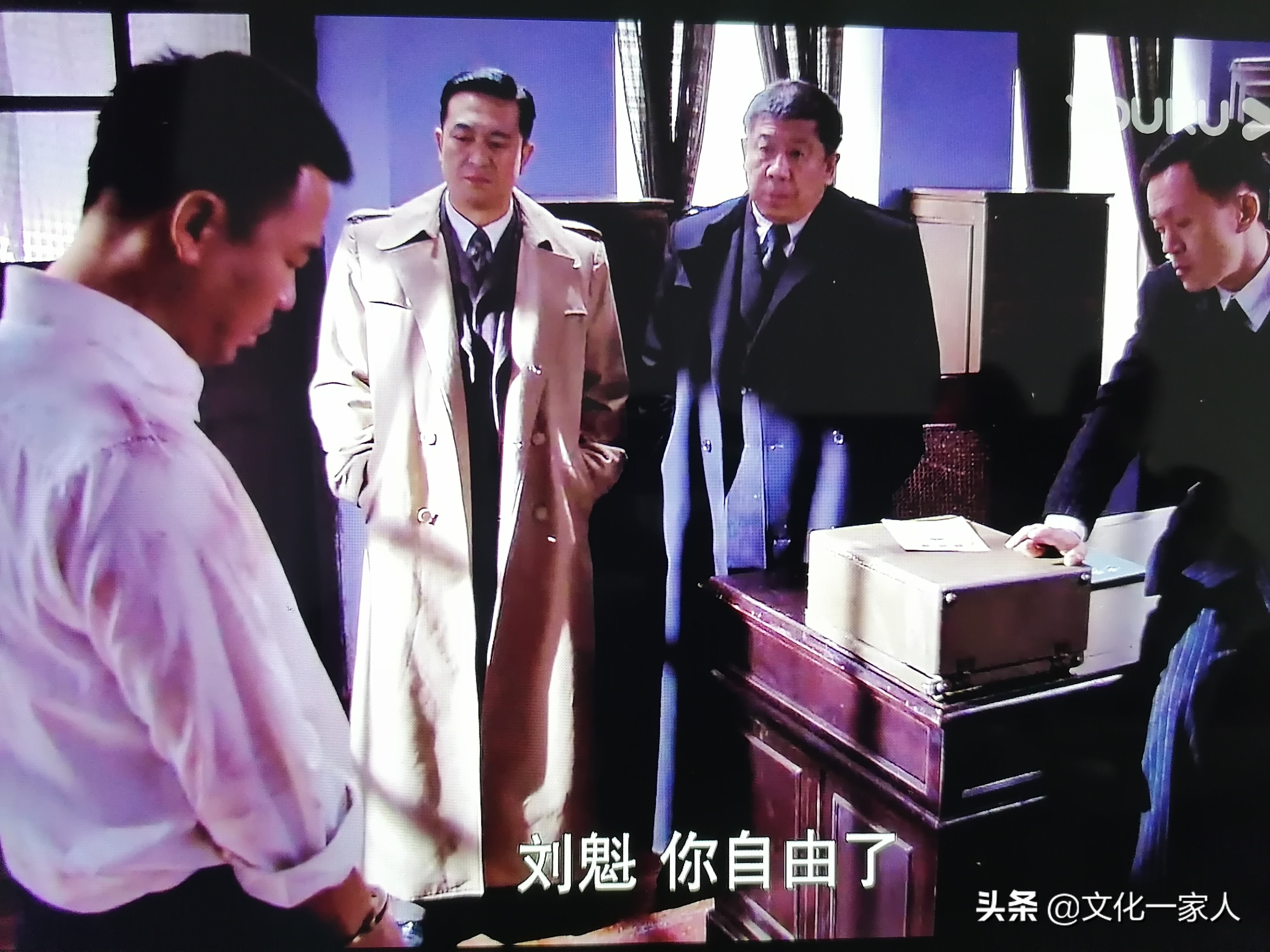 《悬崖》：一场敌中有我，我中有敌，斗智斗勇命悬一线的生死较量