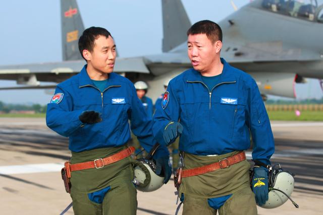 时代楷模郝旅长视频,超低空突防歼20