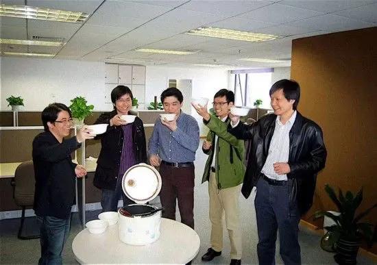 戴口罩直播一天卖300百万的雷军，像极了当初的李嘉诚。