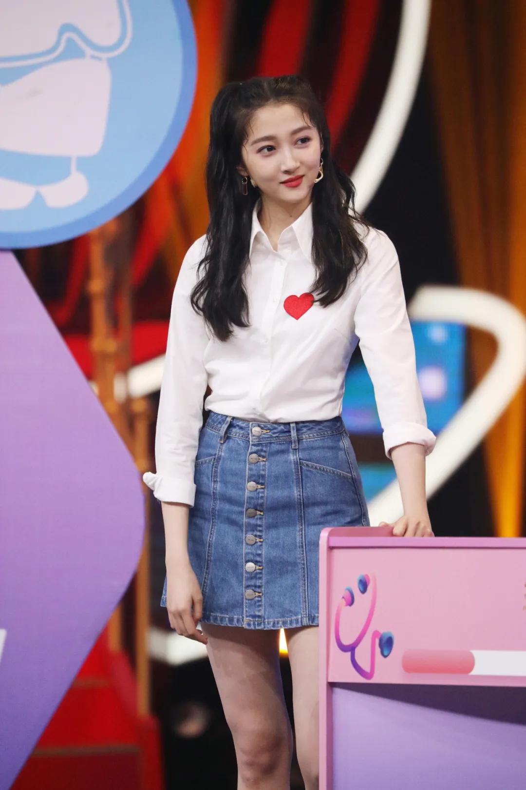 周雨彤的穿搭白衬衫,周雨彤刘雯钟楚曦