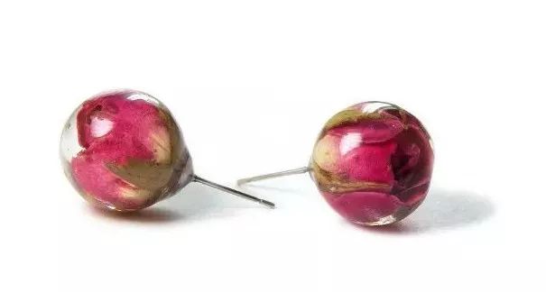 她31岁放弃北漂高薪，回归森林“捡垃圾”，用树叶打造出人间仙境