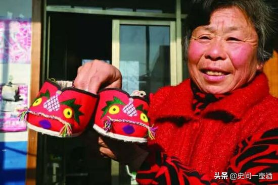 这种骆驼蹄鞋，如今是非遗，专门为幼儿御寒，90后估计没见过
