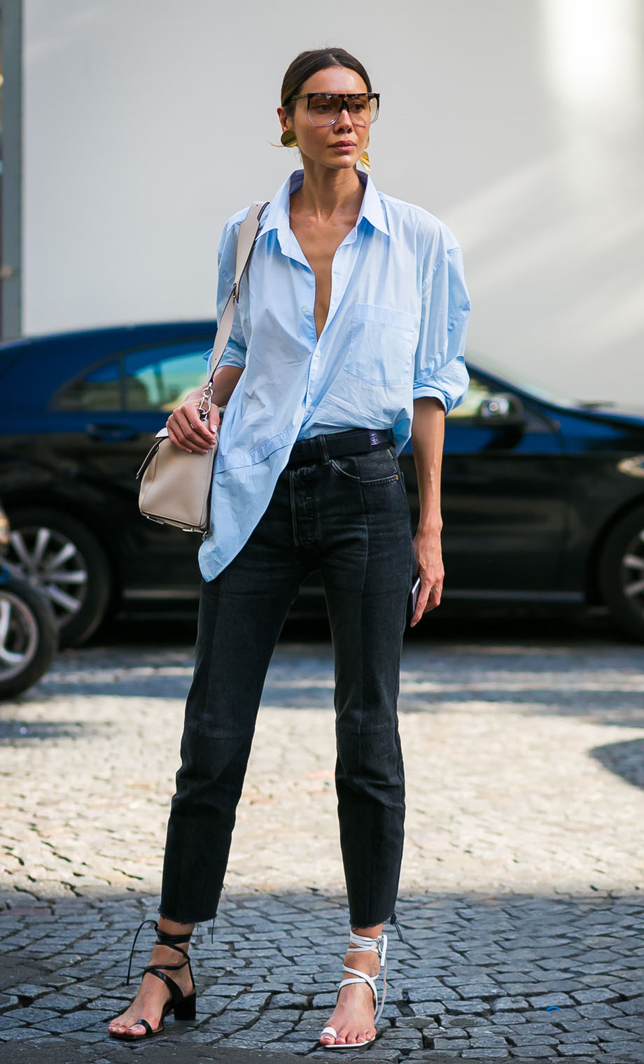 马丁靴就要过时了，今年流行穿鸳鸯鞋，搭风衣大衣特有范