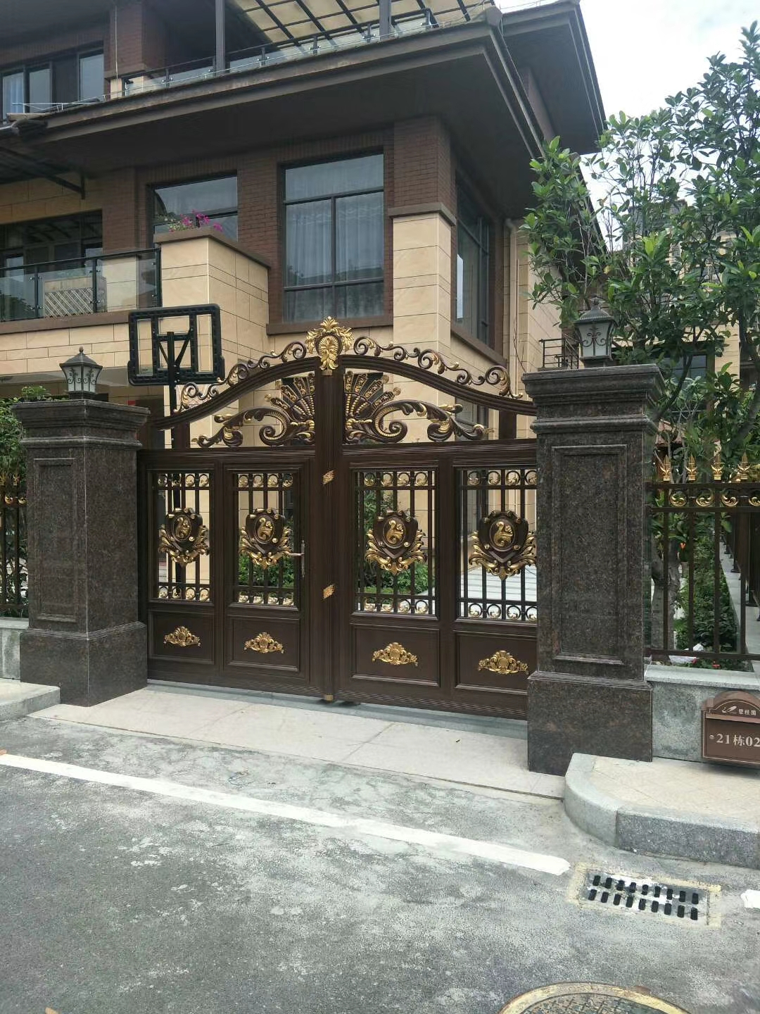 双开铝艺大门安装,双开铝艺大门