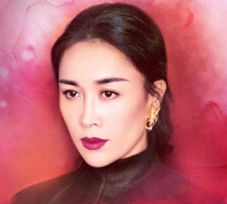 未婚先孕二嫁富豪，恩师偏心王菲说她傻，乐坛一姐那英经历了啥？