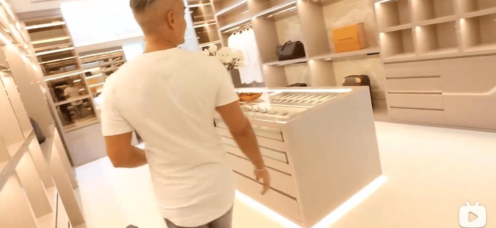 迪拜男子奋斗十年买下劳斯莱斯,迪拜小伙卖掉劳斯莱斯买法拉利