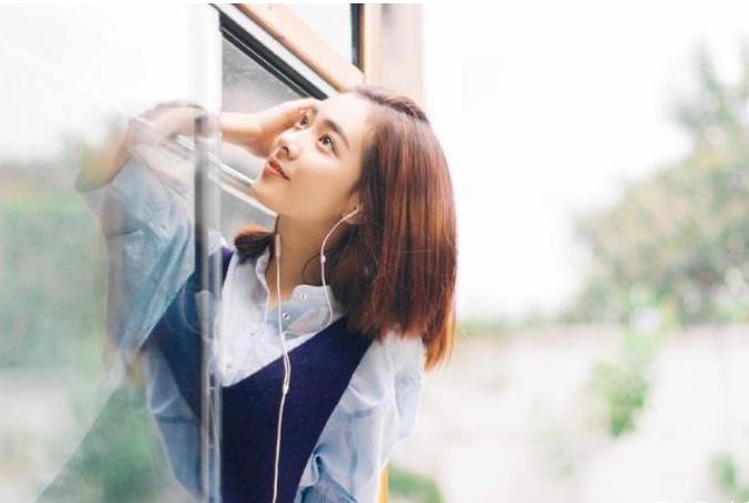 已婚男人克制不联系女人的表现,男人深爱你却不联系你也不回信息