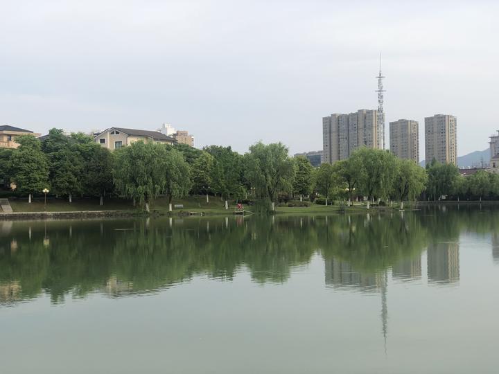 四换物业，月亮湖畔上演小区“变形记”