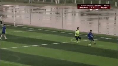 国足小将2米外怒踹,中国足球小将暴怒一脚把对手踹飞