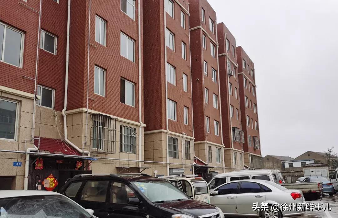 水管裸露电线乱拉！徐州这家楼盘被业主疯狂吐槽，中介都不建议买