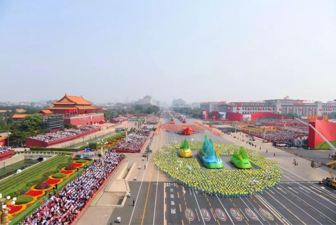 那一刻，*安门天**广场上有税务人的身影