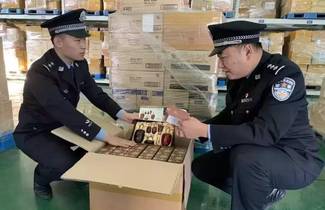 女子和孩子进家门被尾随,女子出门被小男孩尾随