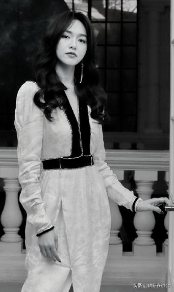 这样的他让我敬佩作文800字,特别的他初中优秀作文