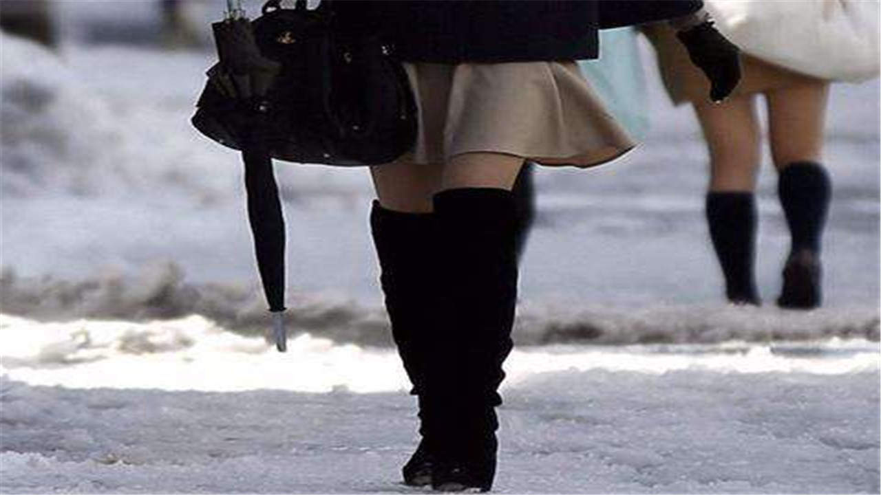 日本女生冬天穿短裙不冷吗,日本女生冬天都穿短裙不冷吗