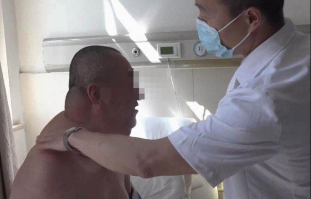 一年千斤酒喝出河马脖,六旬老人喝酒喝出河马脖子