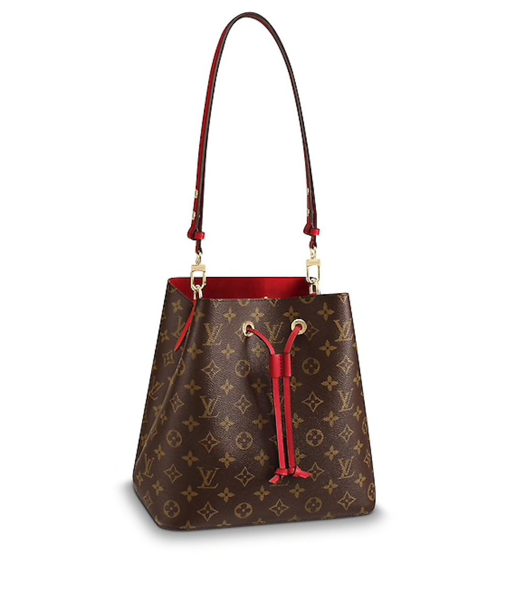 会背水桶包的人,会背奢侈品包包