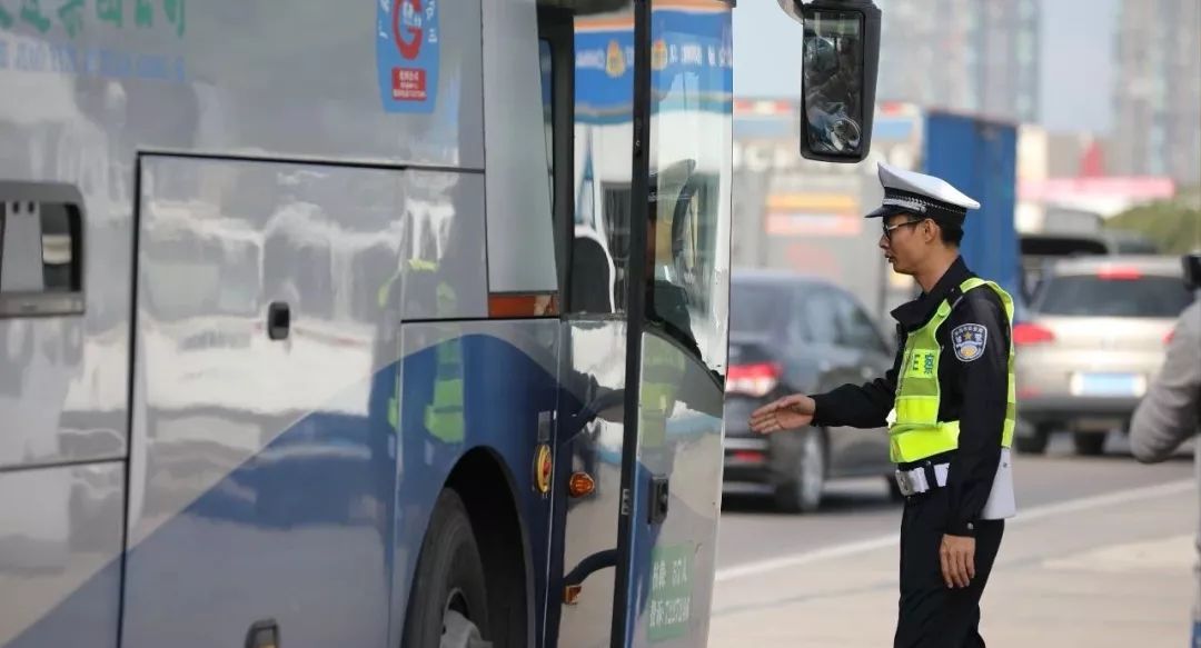 珠海交警查大巴车,珠海交警抓套牌车