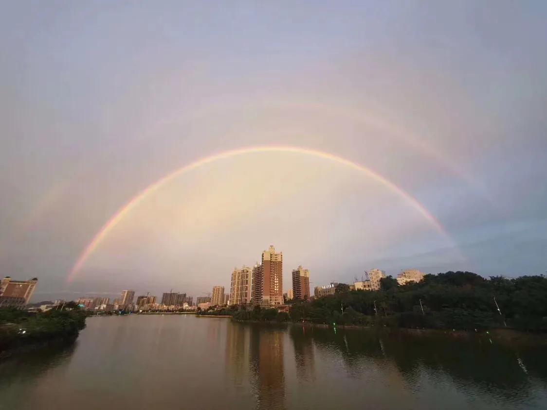 郁南都城暴雨夜景,雨后彩虹五彩丹霞太美了