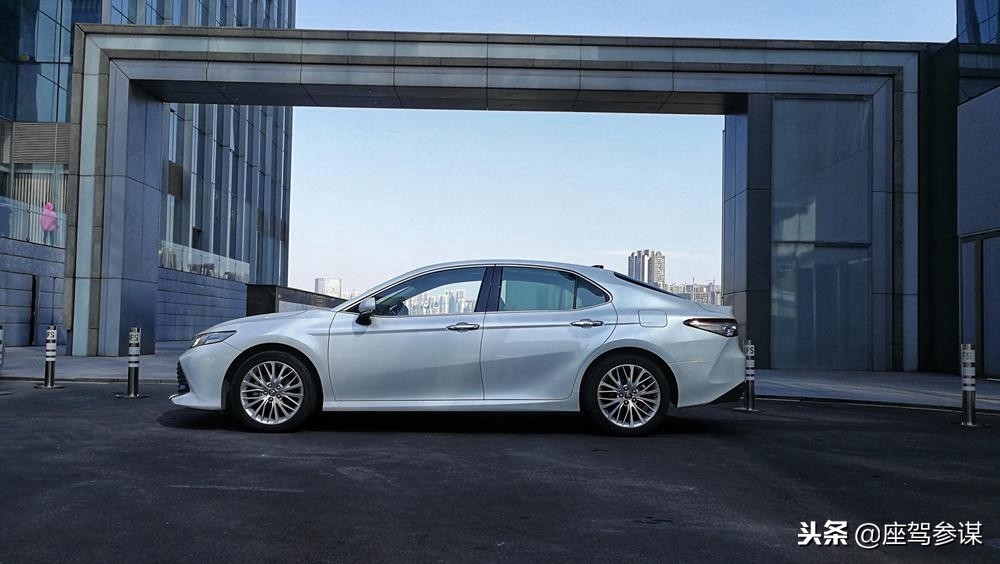 丰田凯美瑞2.5l豪华版测评,丰田凯美瑞2024款2.0精英版试驾