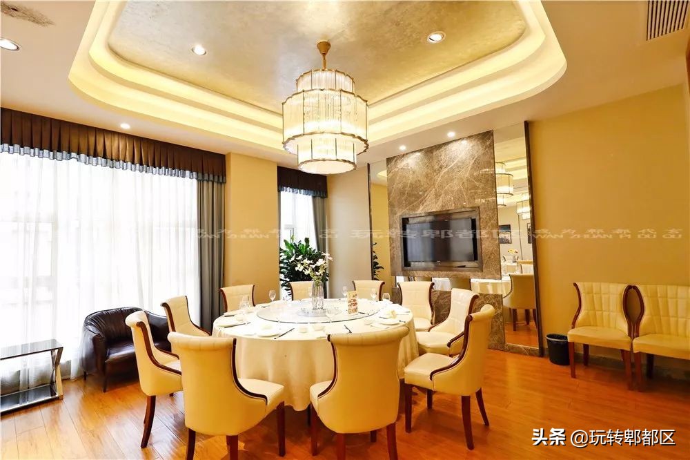 北有全聚德，南有兰烤鸭！云南小刀鸭入驻大蓉和，惹火郫都吃货圈