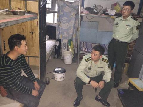 三进火场救孤老舍死忘生真英雄