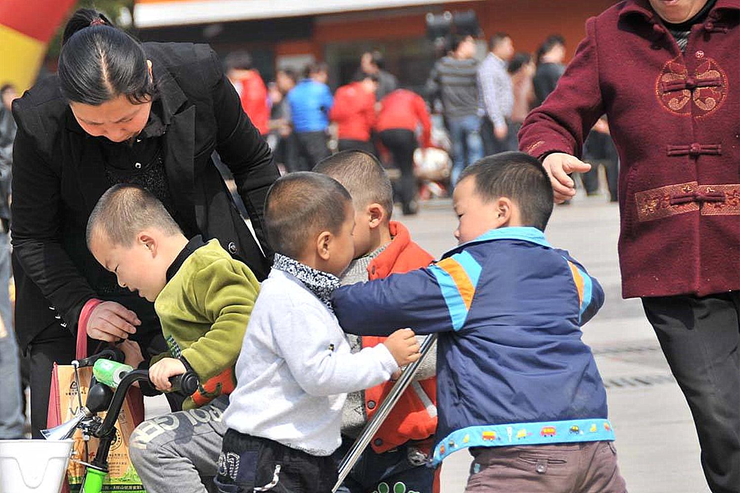 孩子跟妈妈爱哭闹妈妈应该怎么做,孩子跟妈妈在一起容易发脾气