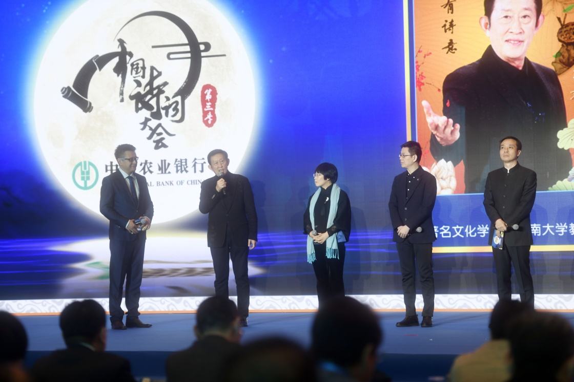 清华才女92岁至今未婚,腹有诗书气自华的大学女教授