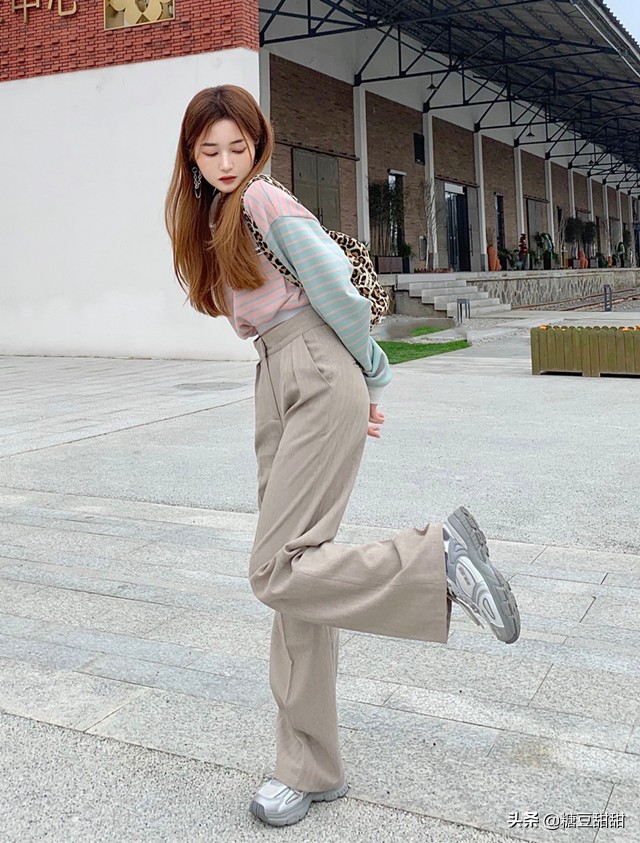 现在的女孩子阔腿裤穿搭中长卫衣,2019穿卫衣阔腿裤气质又有女人味