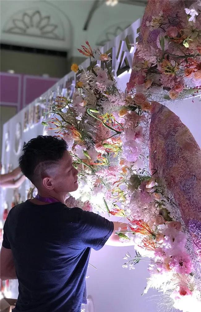 这家不足50㎡的花店，年营业额竟达300多万，被称“花痴”的他是怎么做到的？