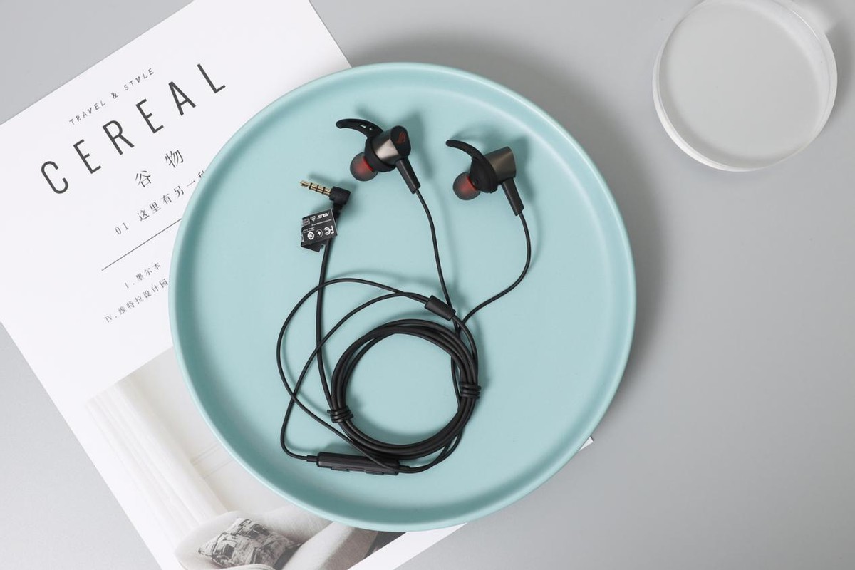 rog降临耳机1和2代区别,rog降临2标准版月曜白入耳式