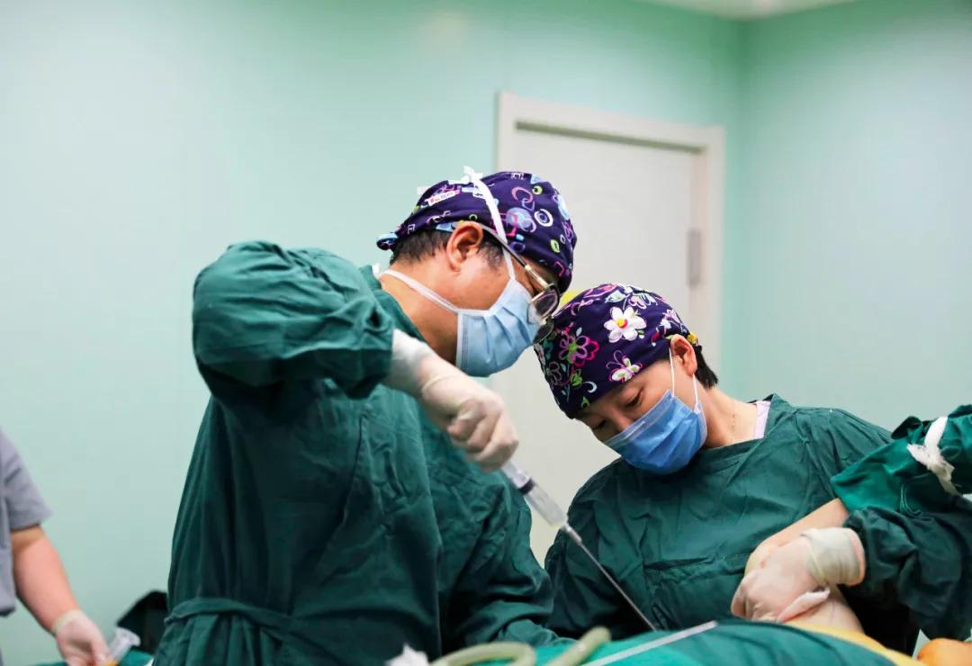 她们为何执意“切胃”：被放大的身材焦虑