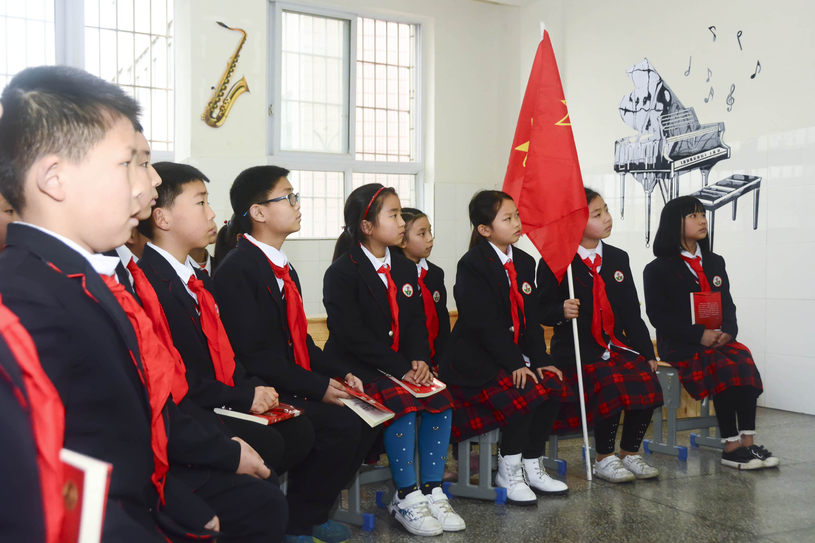 巴州区三小:三月春风暖人心雷锋精神照我行