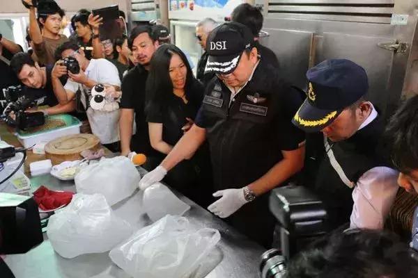 愤怒！多国惊现大量假货专坑中国人！变态高价只卖中国人！