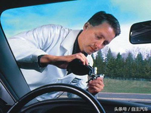 玻璃划痕处理师傅,汽车玻璃划痕怎么处理