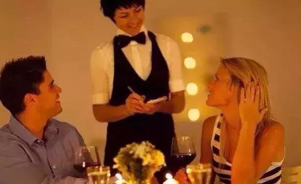 海底捞极致服务,超越服务员工作日常