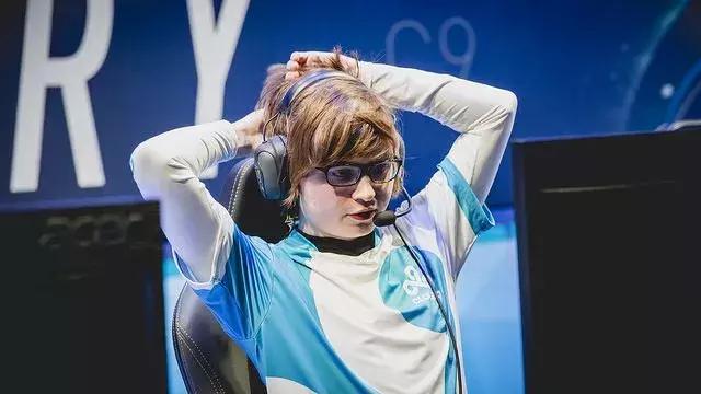 司马老贼赛后采访强忍笑容 (最新司马老贼赛后采访)