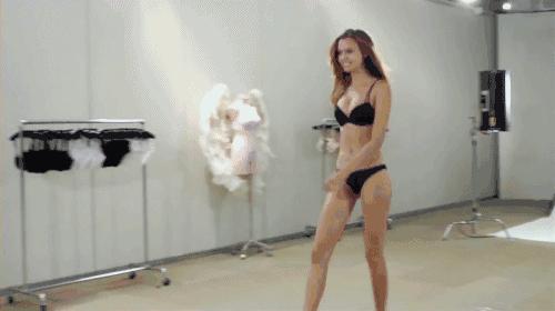 她是成长在同性家庭的试管婴儿，凭满满正能量成为维密“新一姐”