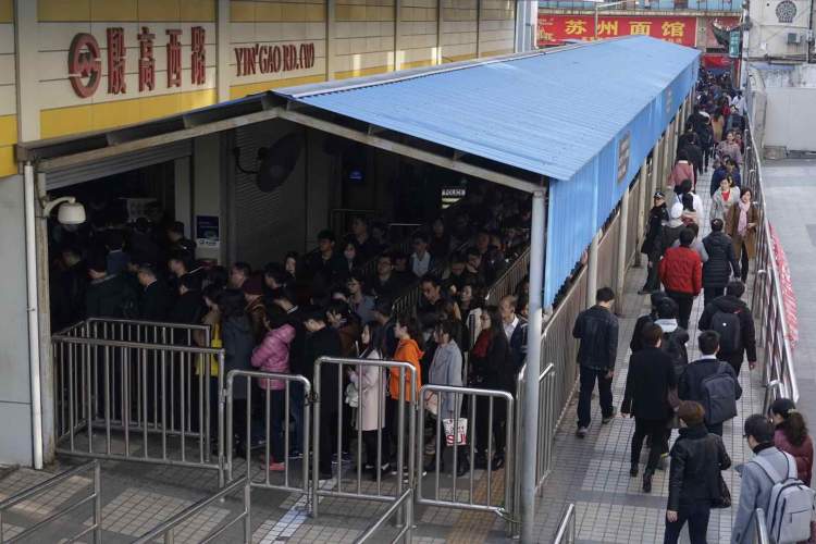 现实版贪吃蛇！地铁3号线殷高西路站早高峰大军为何排进弄堂里？