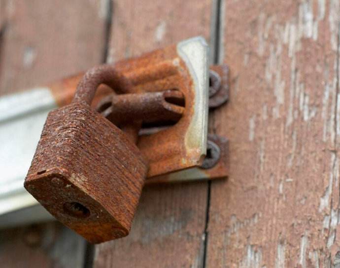 锁被雨淋了生锈了打不开,u型锁生锈打不开怎么解决