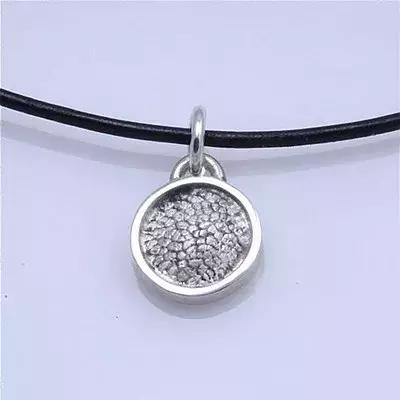 因为太爱狗鼻子，这帮老外搞了个“拜黑鼻头”神教！