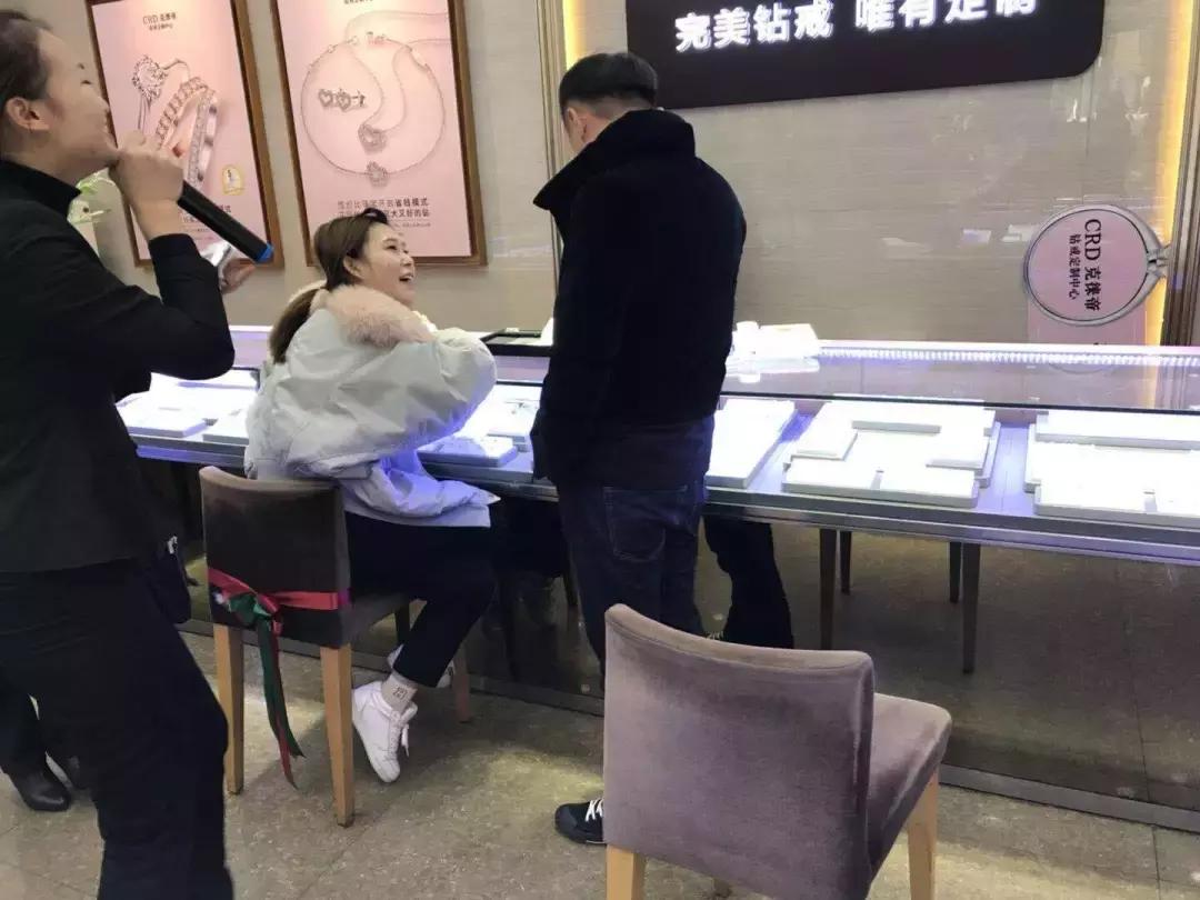 他在众目睽睽之下浪漫的单膝跪地，说“嫁给我！”