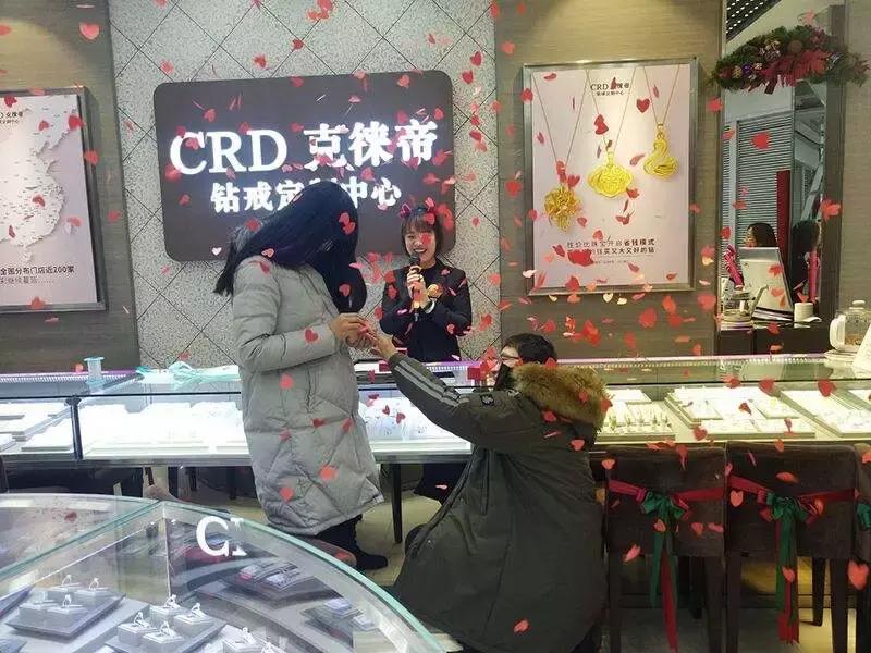 他在众目睽睽之下浪漫的单膝跪地，说“嫁给我！”