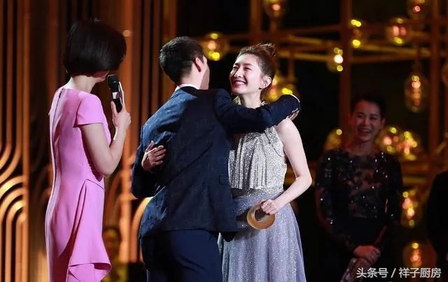 帕托和武大靖的“追星”很特别！一个球场隔空示爱，一个为其颁奖