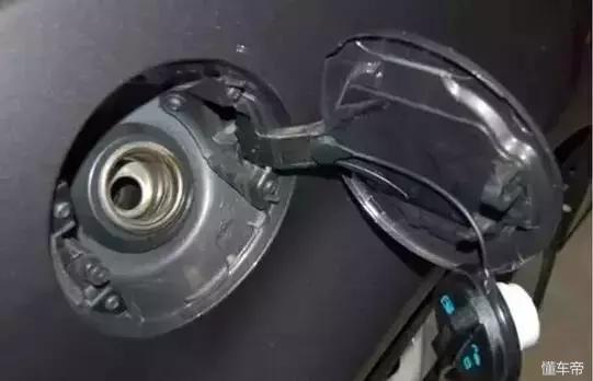 仪表上的警示灯全都亮是怎么回事,汽车仪表亮红灯是什么原因