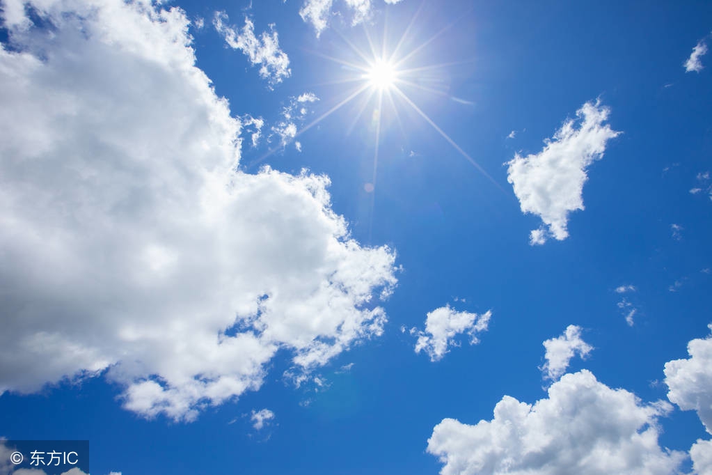 微风弯月牙，白墙简笔画；花有重开时，人无再少年！