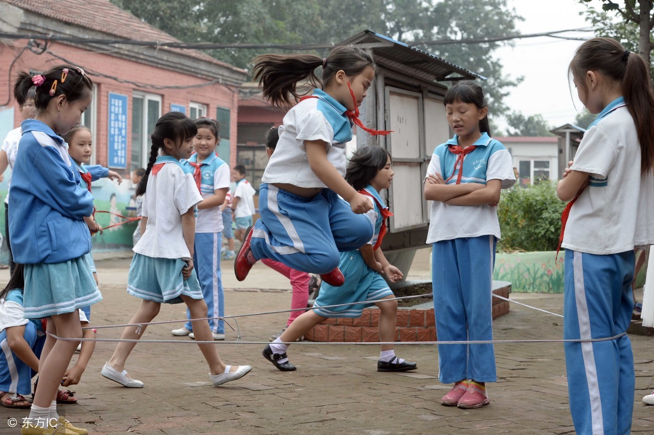 微风弯月牙，白墙简笔画；花有重开时，人无再少年！
