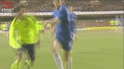 ohmygod,梅西竟对着这么多球员的裆部干那种事！