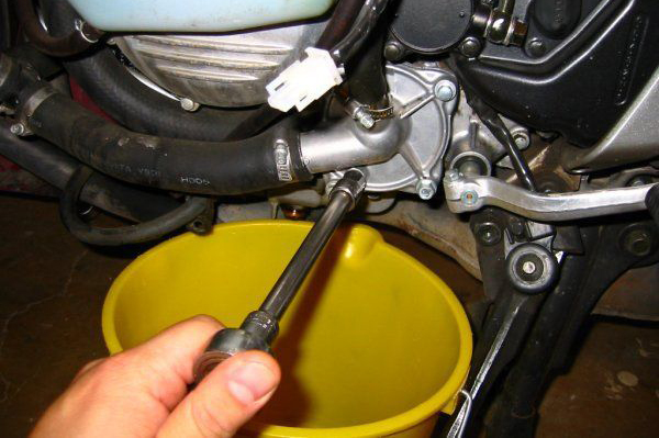 摩托车如何正确使用离合,摩托车如何正确使用油门和刹车